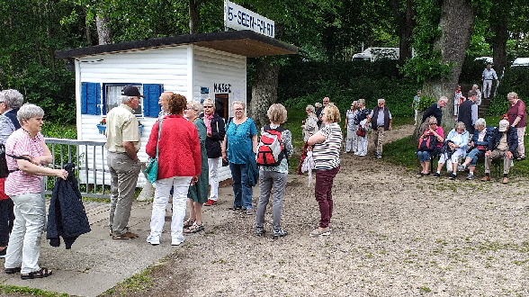 Am Kartenh�uschen warten wir auf das Schiff