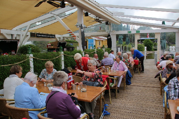 Wir warten auf das Mittagessen...