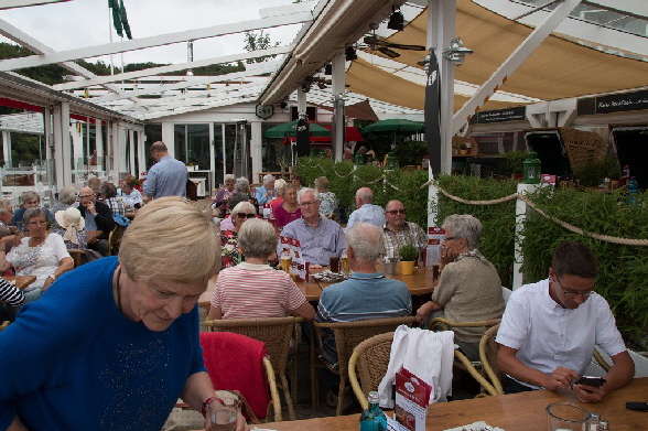 ... und unterhalten uns �ber Gott und die Welt