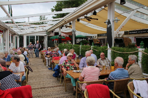 ... darum k�nnen wir auf der offenen Terrasse sitzen
