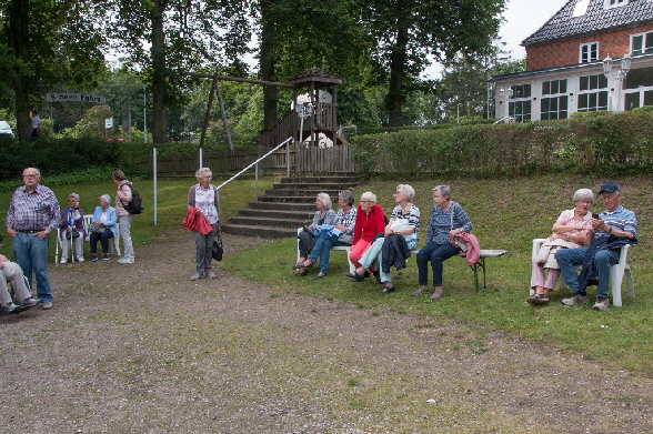 Wir warten auf das Ausflugsschiff