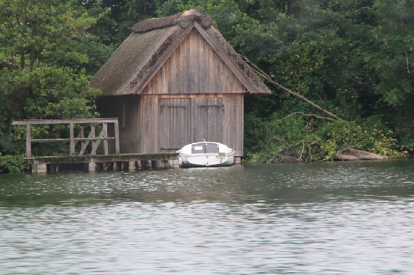 Idyllische Bootsh�user am Ufer des Sees