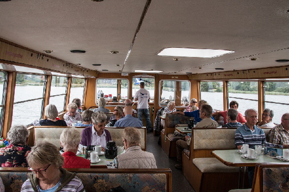 Auf dem Schiff erwarten uns Kaffee und Kuchen