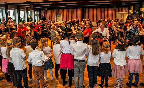 Die Kinder singen f�r uns Adventslieder