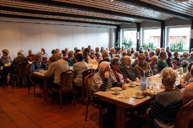 Wir warten auf Kaffee und Kuchen oder Brot