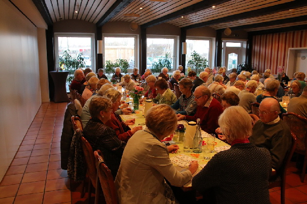 Im Saal herrscht Ruhe, damit alle die Zahlen verstehen