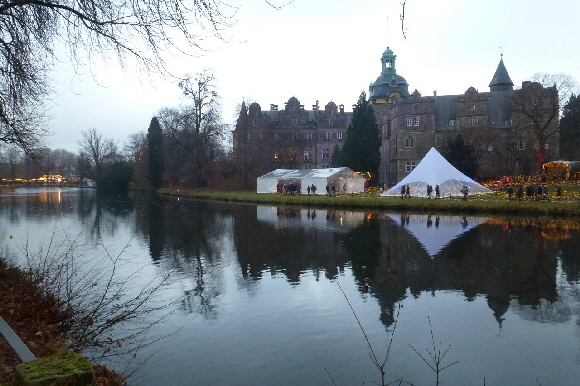 ... spiegelt sich im Wasser