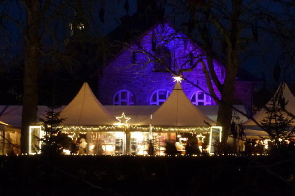 Blick �ber den See auf die Verkaufsst�nde