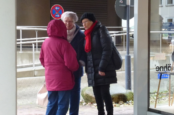 Wir warten auf den Bus f�r die Heimfahrt