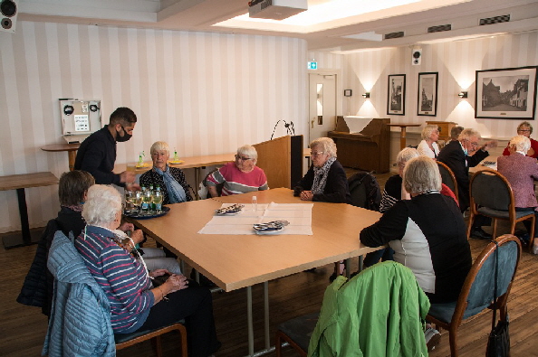 ... ebenfalls coronagerecht an 8er Tischen.