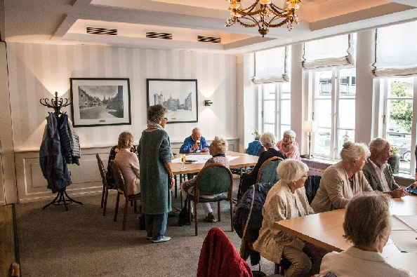 Bis zum Essen waren die Gespr�che...