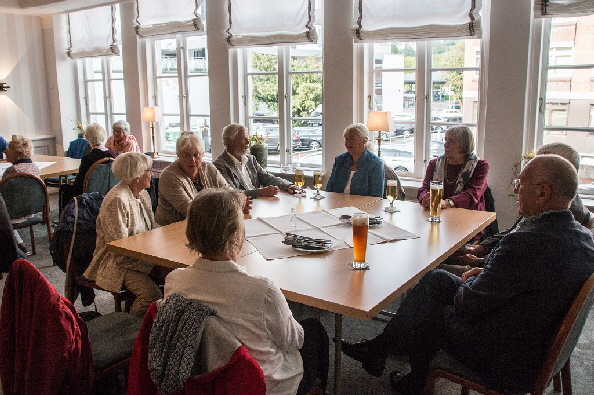 ... an den einzelnen Tischen ...