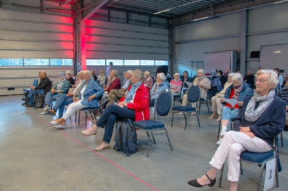 ...waren wir schon �berrascht, wie gro� die Halle war.