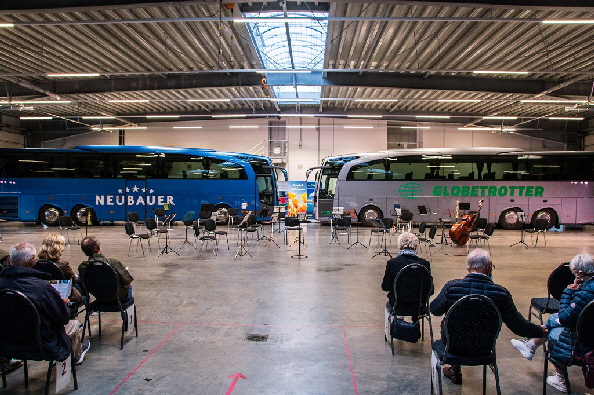 Die Hintergrund Deko war schon beeindruckend, mit diesen 2 modernen Bussen.