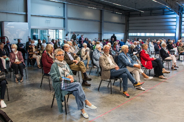 Die Zuschauer bzw. Zuh�rer in freudiger Erwartung.