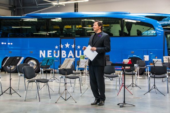 Der Dirigend der SymPhonic Youngsters Peter Sommerer bei der Begr��ung.