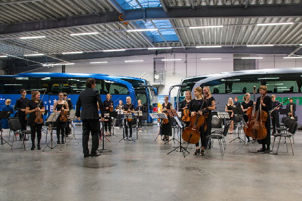 Die Musiker str�men in den Konzertsaal und nehmen Platz
