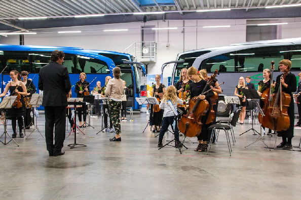 Nach dem Konzert werden Blumen an die Akteure �berreicht.