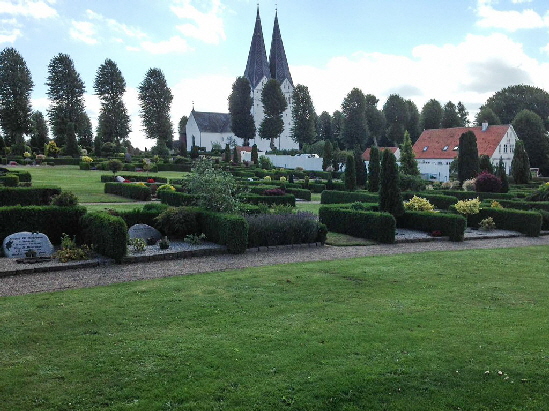 Die Kirche mit den beiden Trmen in Broager