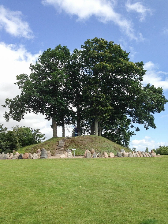 Baumgruppe mit Gedenksteinen