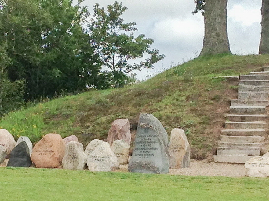 Gedenksteine mit Aufgang zur Baumgruppe