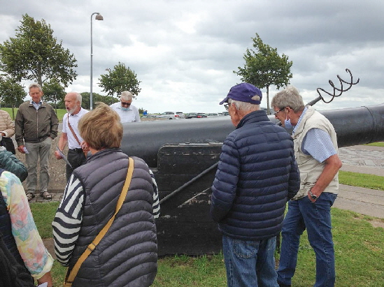 Knut Frank erkl�rt uns vieles an dem historischen Ort mit der Kanone