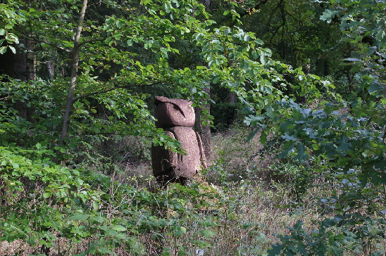 Holzeule am Wegesrand