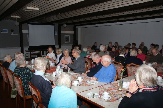 Der Kuchen und die Brote werden gereicht