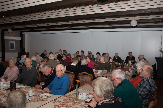 Die G�ste k�nnen sich an den Tischen unterhalten