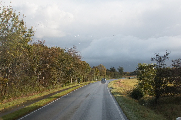 Die Fahrt beginnt mit Regen und Sonnenschein im Wechsel, es ist Herbst