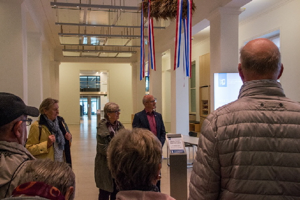 Das Foyer ist schon beeindruckend, die Erntekrone gr��t von der Decke