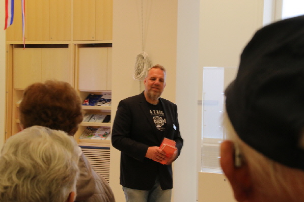 Der freundliche Mitarbeiter f�hrt uns durch den Landtag