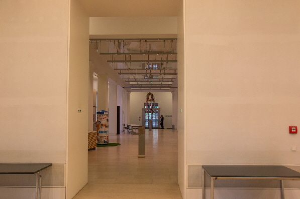 Blick zur�ck in das Foyer mit der Erntekrone