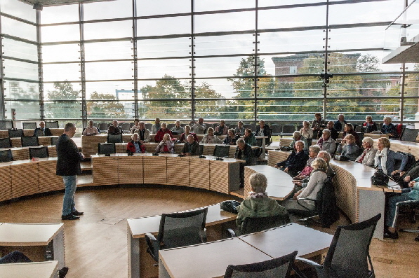 Wir verteilen uns auf die Sitzpl�tze der Abgeordneten des Landtages...