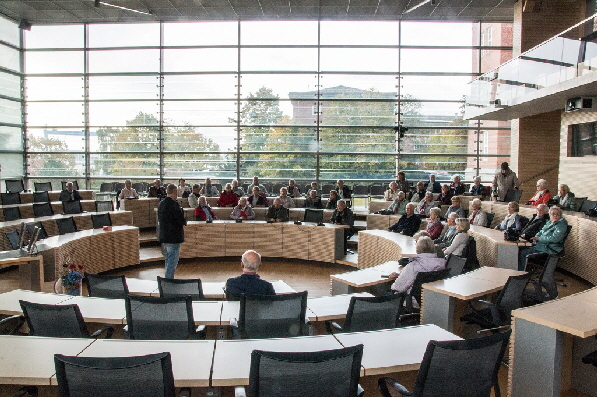 Ein sehr sch�ner, lichtdurchfluteter Raum macht Spa� f�r uns alle