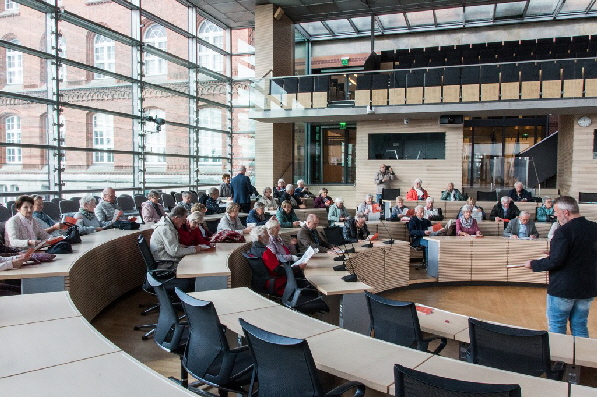 Es wird f�r jeden ein Sitzplan der Abgeordneten und der Regierung verteilt...