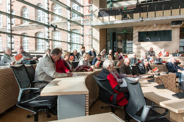 ... der auch sofort studiert wird, jeder will wissen, auf wessen Platz er sitzt