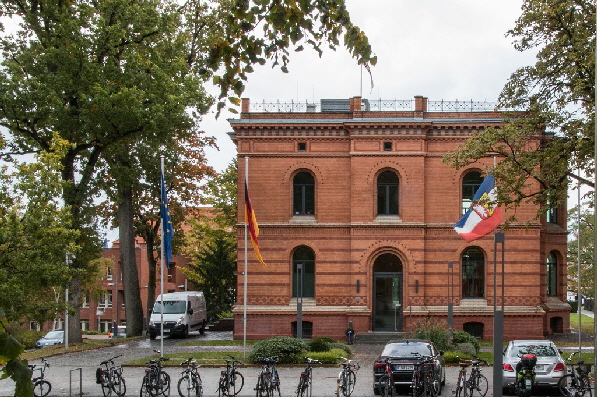 Die Flaggen vor dem Landeshaus