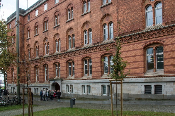 Es geht in die Kantine des Landeshauses