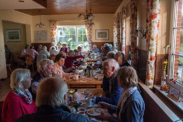 Die angeregten Gespr�che an den Tischen ...