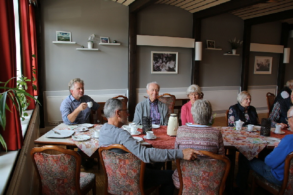 Auch der Vortragende l�sst es sich schmecken