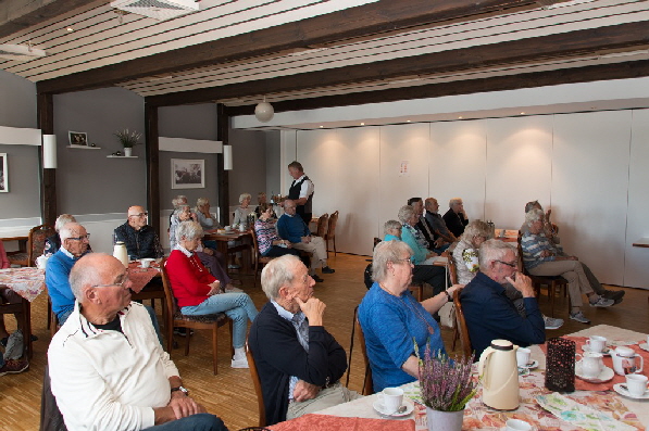 Die Zuh�ren und Zuseher sind voll konzentriert