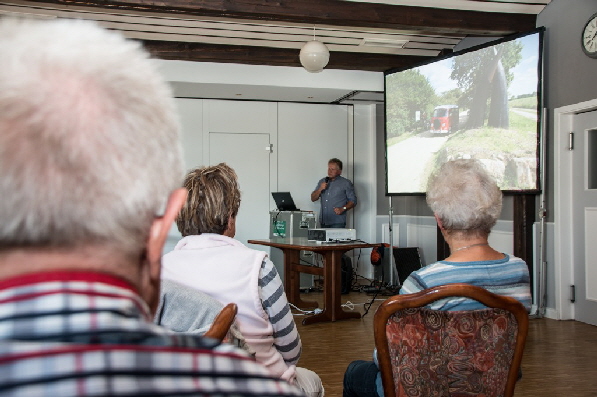 Szene mit dem Oldtimer VW-Bus