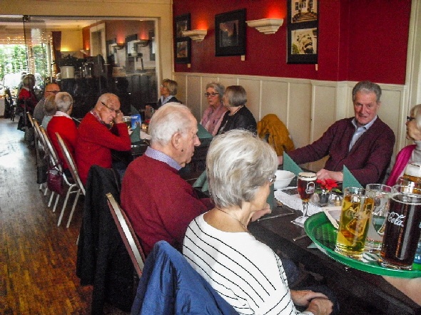 Die Getr�nke kommen z�gig, kein gro�er Leerlauf