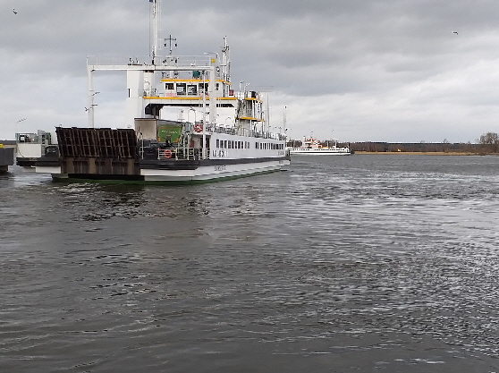 Unsere F�hre legt an