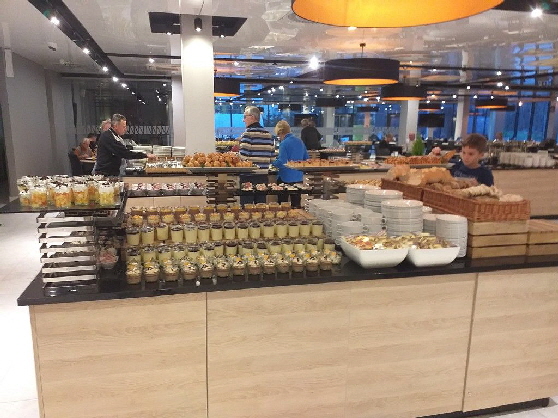 Lecker!!! Ein Teil des Nachtisch-B�fett