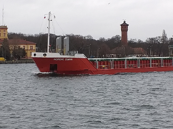 Auslaufender Tanker vor dem Leuchtturm