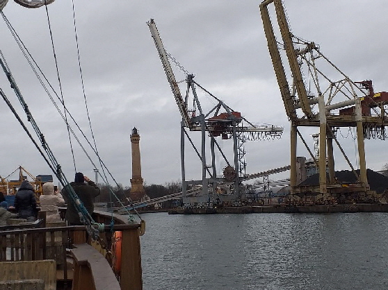 Der Industriehafen mit Leuchtturm