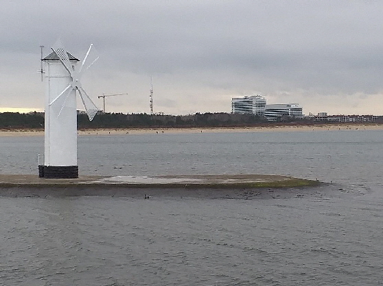 ... die M�hle von See aus betrachtet mit Hotelanlagen im Hintergrund