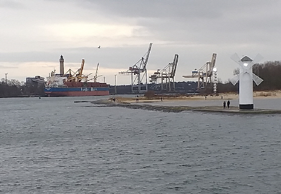 Industriehafen mit dem Wahrzeichen von Swinem�nde, die M�hle